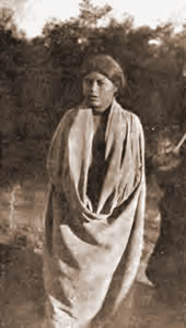 Mujer con tipoy