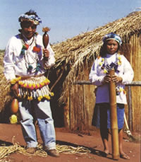 Pareja con instrumentos musicales.